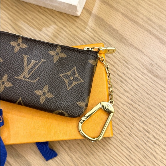 LOUIS VUITTON 2022 Monogram Cles Chain Key Pouch - Picture 6 of 13